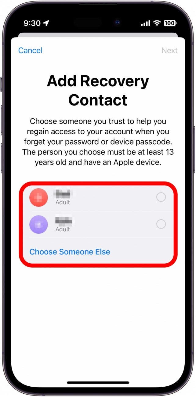 El proceso de configuración de contactos de recuperación de ID de Apple muestra una lista de contactos con un cuadro rojo alrededor de ellos.