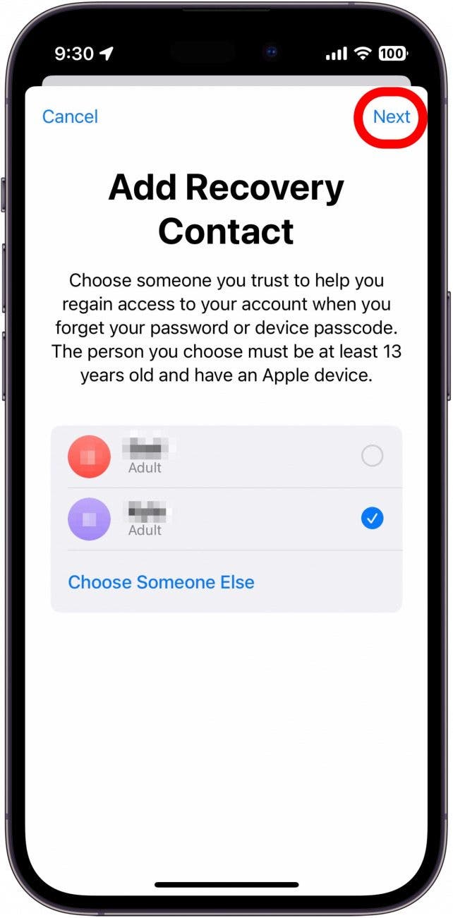 proceso de configuración de contacto de recuperación de ID de Apple que muestra una lista de contactos con uno seleccionado y un cuadro rojo alrededor del botón siguiente