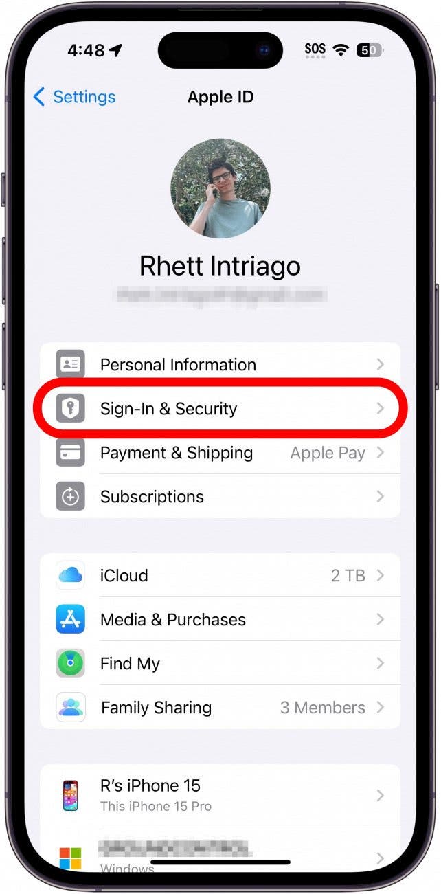 configuración de ID de Apple del iPhone con un cuadro rojo alrededor de la opción de inicio de sesión y seguridad