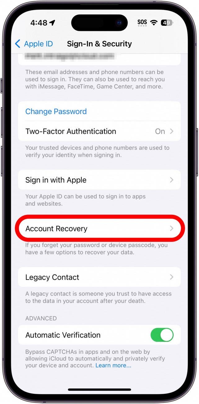 inicio de sesión de ID de Apple del iPhone y configuración de seguridad con un cuadro rojo alrededor de la opción de contacto de recuperación