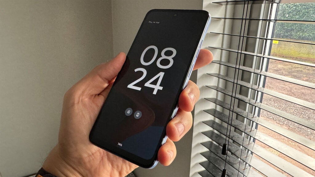Motorola Moto G34 5G en la mano con pantalla siempre encendida activa