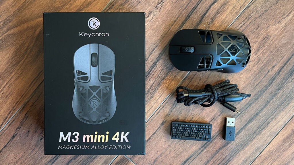 El paquete completo Keychron M3 4K Metal Edition.