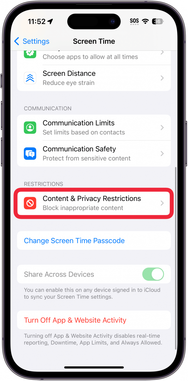 Configuración del tiempo de pantalla del iPhone con un cuadro rojo alrededor de las restricciones de contenido y privacidad.