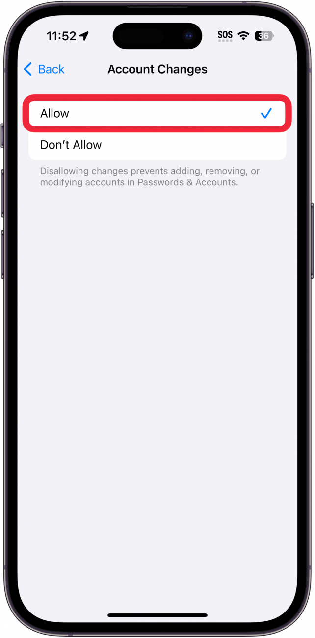 Pantalla de acceso a la cuenta de restricciones de privacidad y contenido del iPhone con un cuadro rojo alrededor de la opción permitir