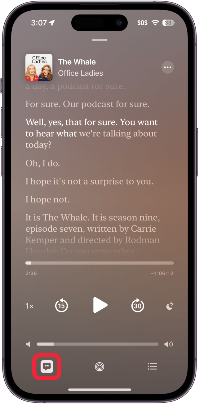Podcasts de Apple que muestran una transcripción del podcast, con un cuadro rojo alrededor del botón de transcripción.