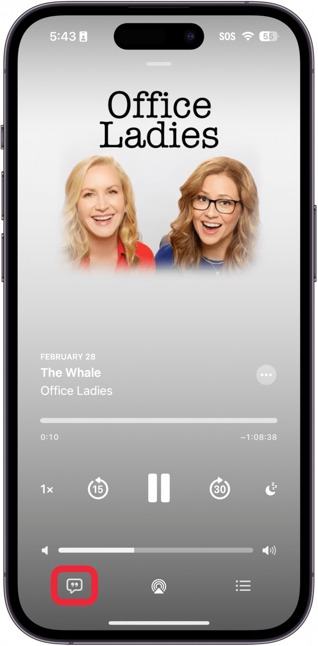 Pantalla de reproducción de podcasts de Apple en el iPhone con un cuadro rojo alrededor del botón de transcripción