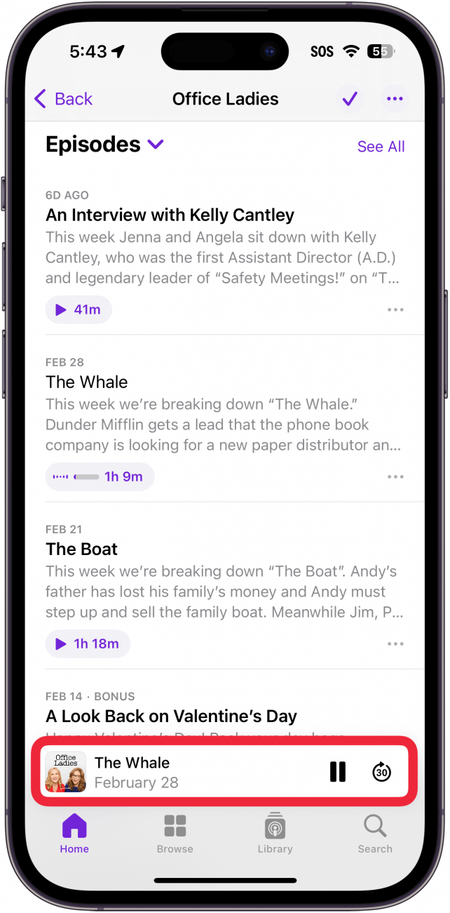 aplicación de podcasts de Apple para iPhone con un cuadro rojo alrededor de la barra de reproducción