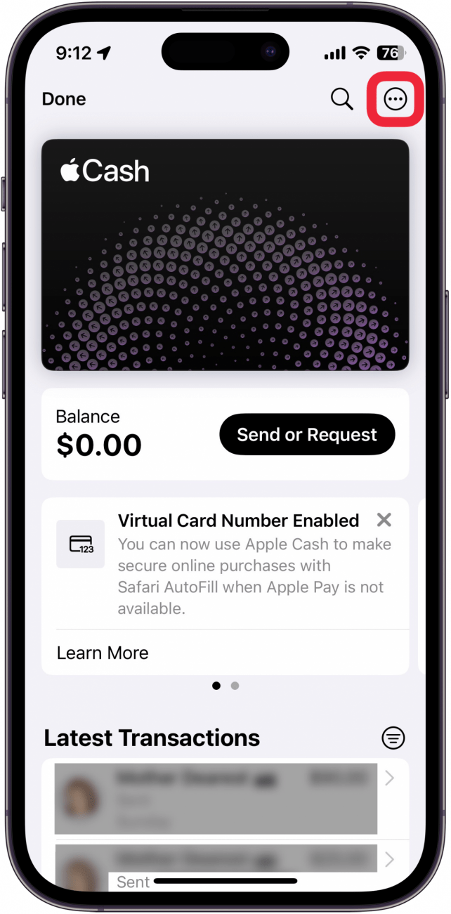 Pantalla de tarjeta Apple Cash en la aplicación Wallet con un cuadro rojo alrededor del botón de menú de tres puntos