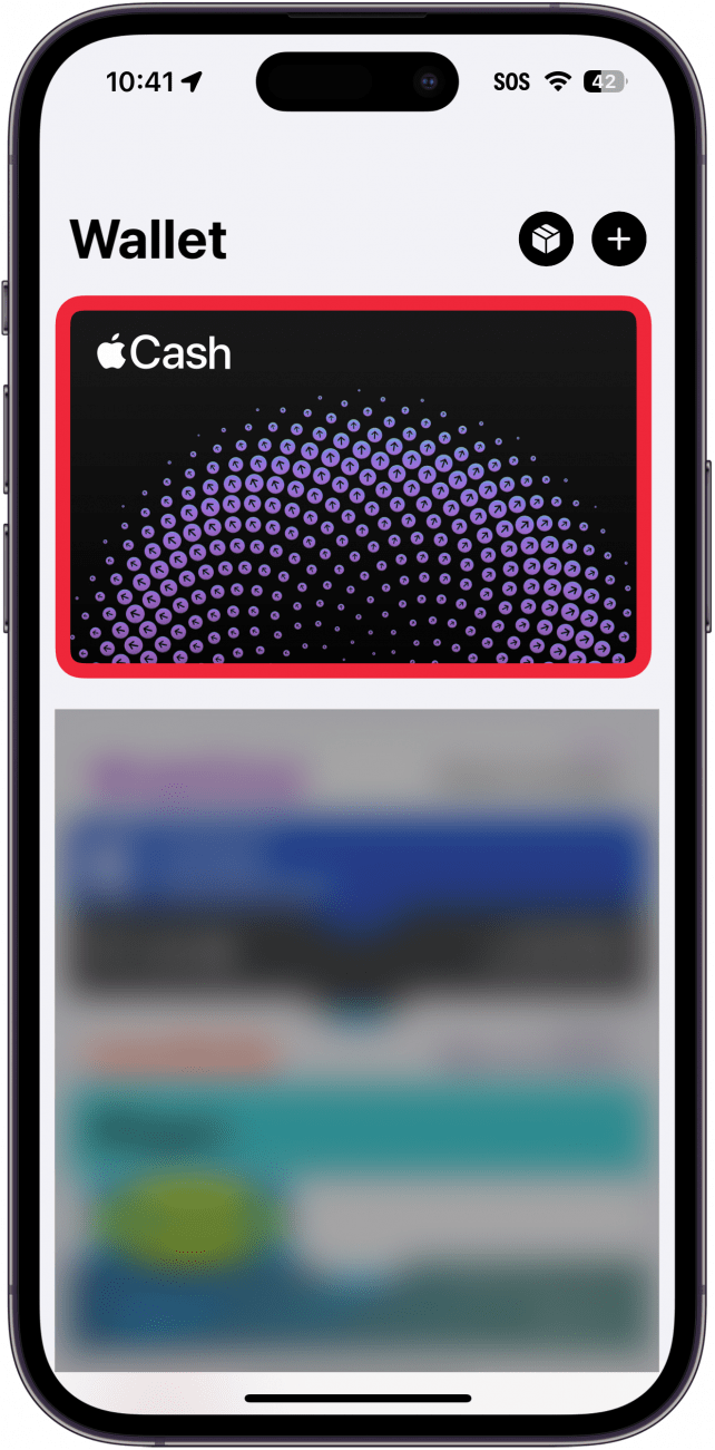 Aplicación de billetera para iPhone con un cuadro rojo alrededor de la tarjeta Apple Cash