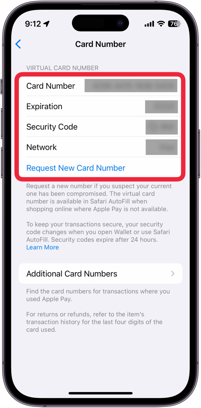 Pantalla del número de tarjeta Apple Cash con un cuadro rojo alrededor del número de tarjeta, la fecha de vencimiento y el código de seguridad. 