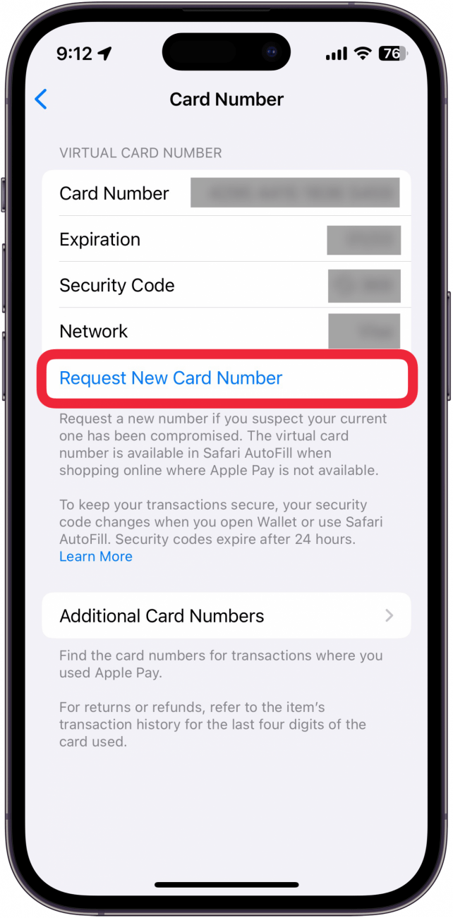 Pantalla del número de tarjeta Apple Cash con un cuadro rojo alrededor del botón Solicitar nuevo número de tarjeta