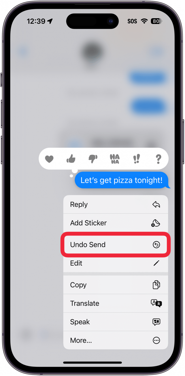 Mensaje de iPhone que muestra un menú después de presionar prolongadamente un texto, con la opción de deshacer envío resaltada en rojo