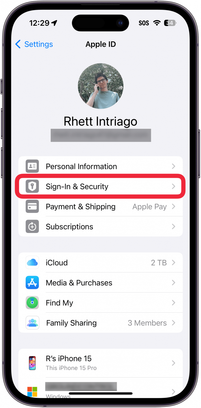 Configuración de ID de Apple del iPhone con un cuadro rojo alrededor de inicio de sesión y seguridad.
