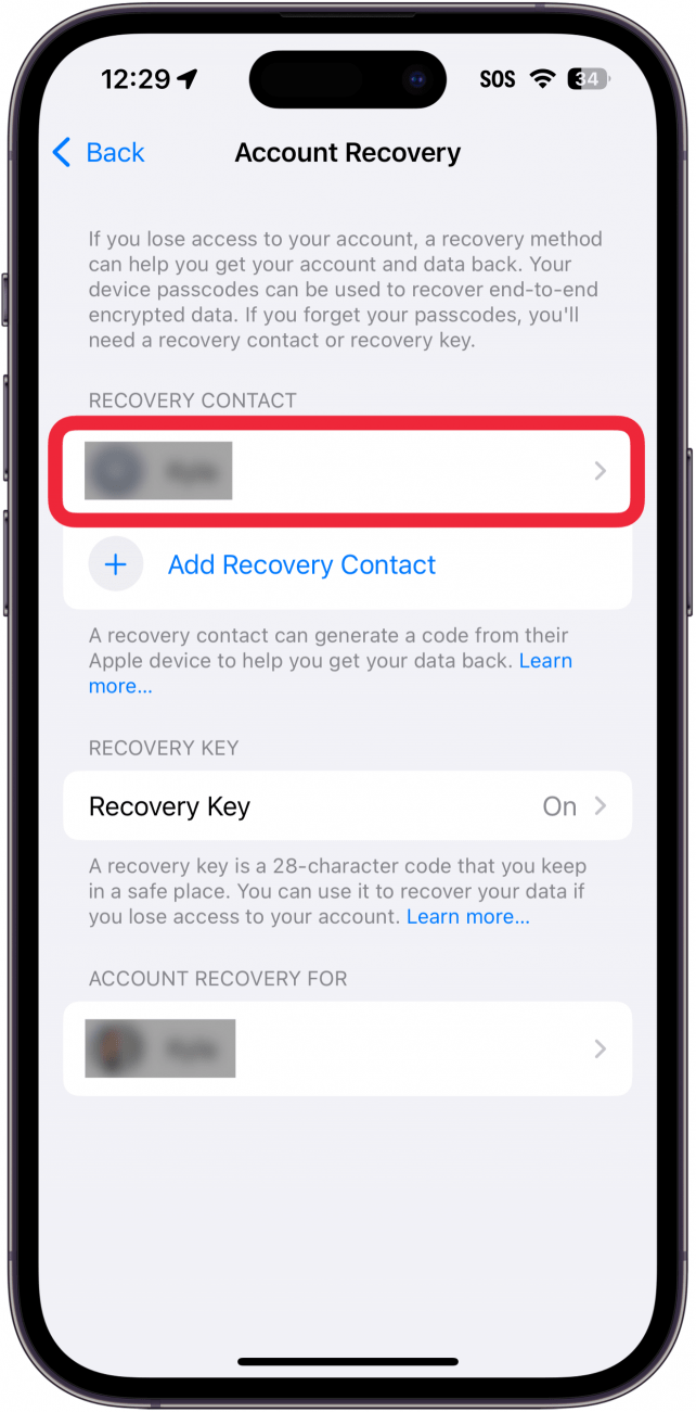 Configuración de recuperación de cuenta de ID de Apple de iPhone con un cuadro rojo alrededor del nombre del contacto