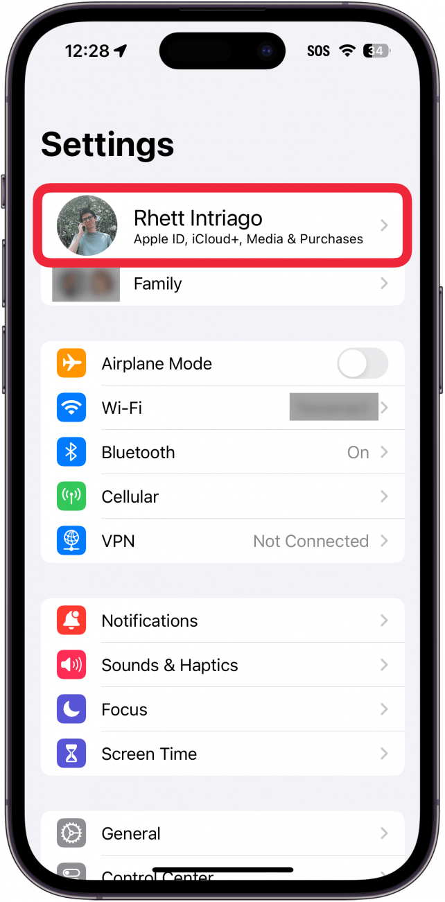 Configuración del iPhone con un cuadro rojo alrededor del nombre de ID de Apple.