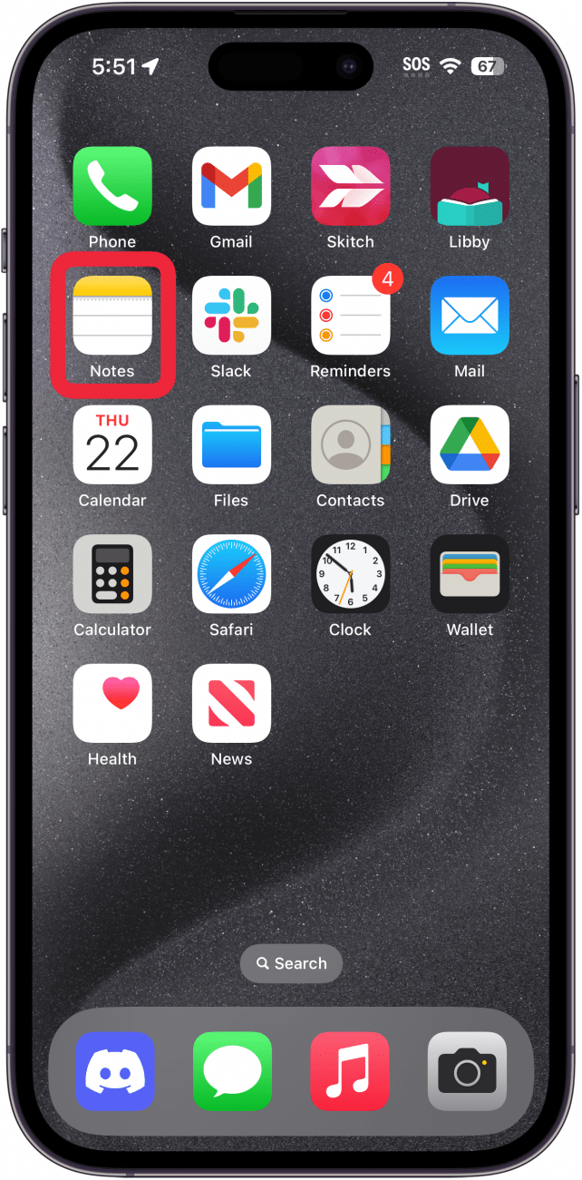 Pantalla de inicio del iPhone con un cuadro rojo alrededor de la aplicación de notas.