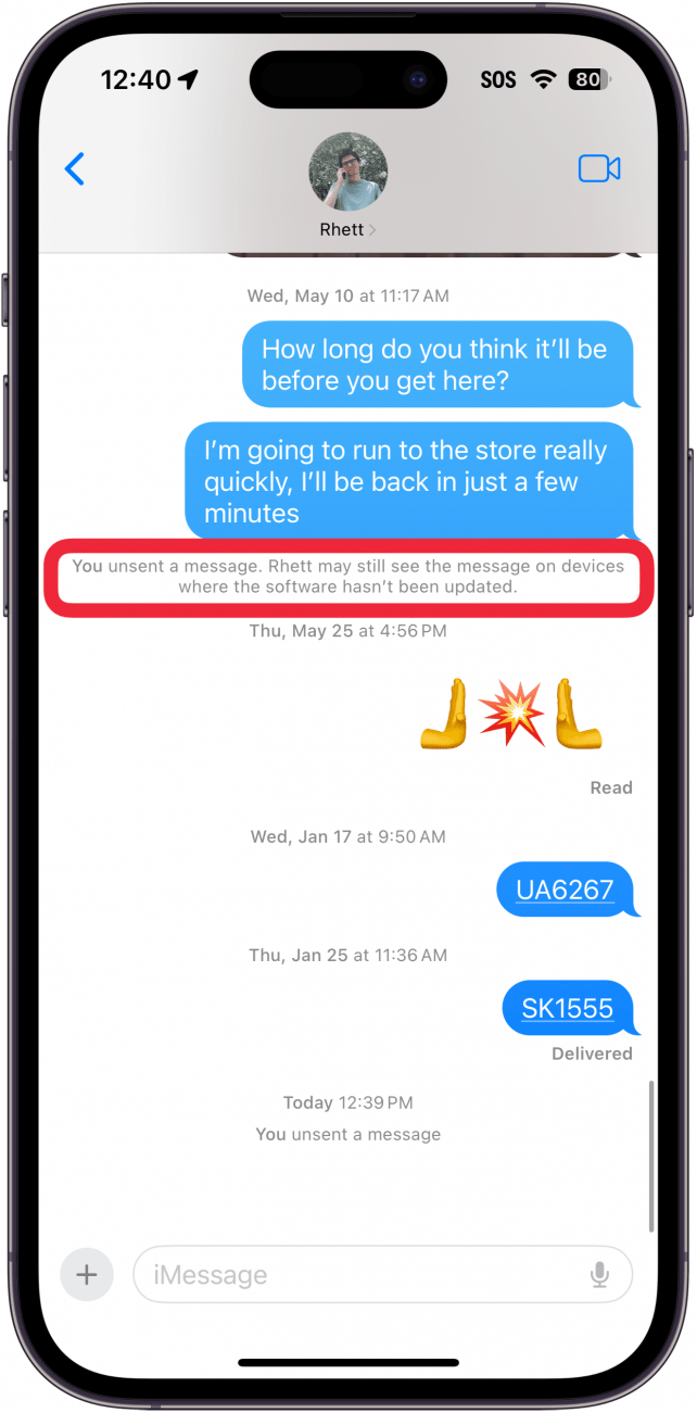 conversación de mensaje de iPhone con un cuadro rojo alrededor de un mensaje que dice: "Has anulado el envío de un mensaje.  Es posible que Rhett aún vea el mensaje en dispositivos donde el software no se ha actualizado."