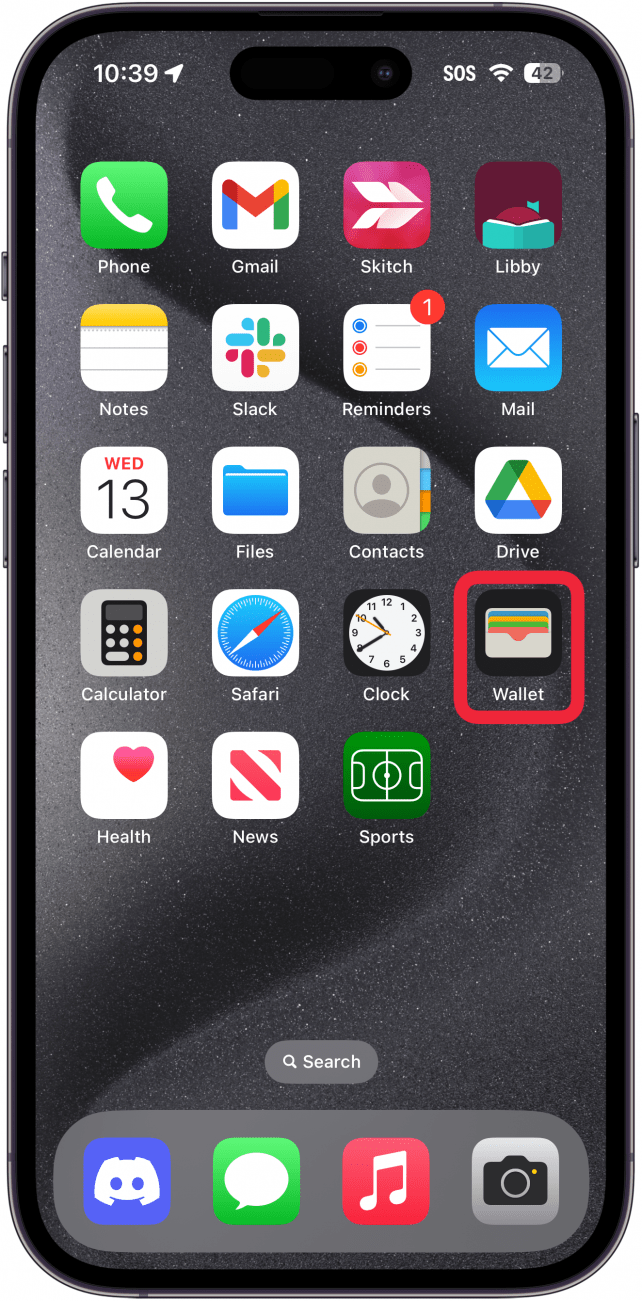 pantalla de inicio del iPhone con la aplicación de billetera con un círculo rojo