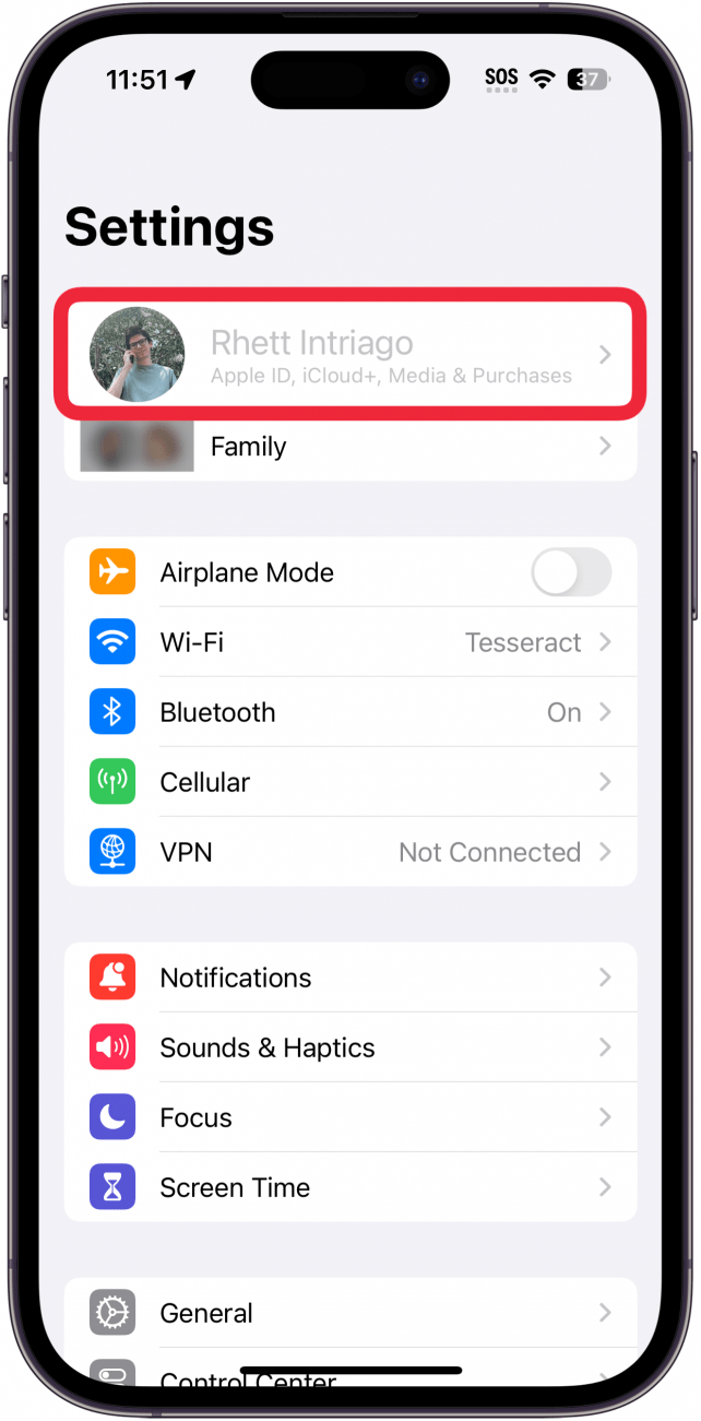Pantalla de configuración del iPhone que muestra una ID de Apple atenuada con un cuadro rojo alrededor