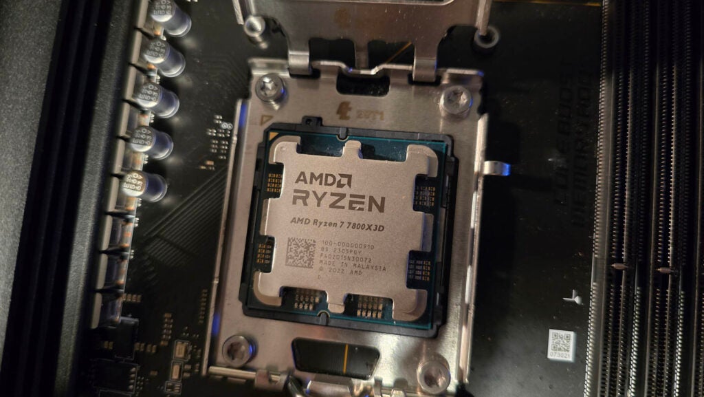 AMD Ryzen 7 7800X3D en un zócalo de CPU con el soporte de retención hacia arriba