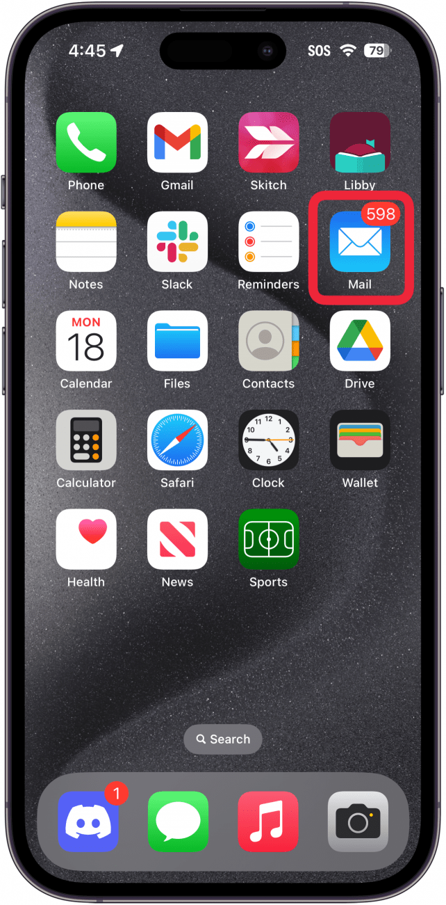 Pantalla de inicio del iPhone con un cuadro rojo alrededor de la aplicación de correo con más de 500 correos electrónicos no leídos.