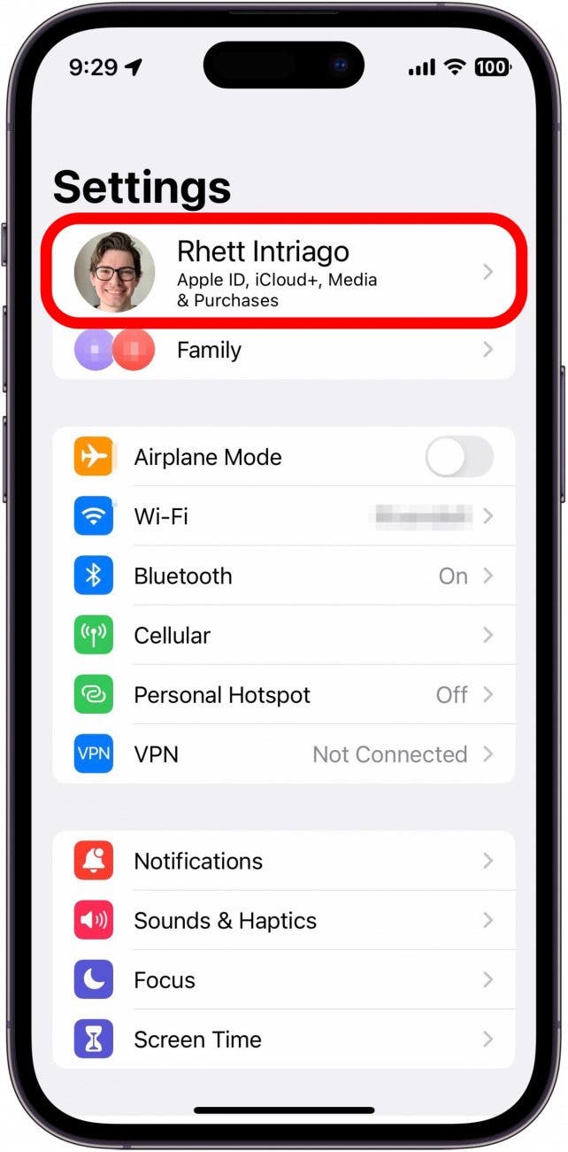 aplicación de configuración de iPhone con un cuadro rojo alrededor del nombre de ID de Apple en la parte superior de la pantalla