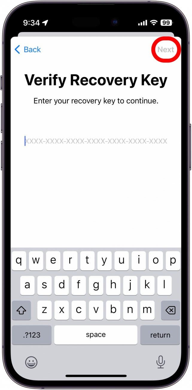 Configuración de la clave de recuperación de iPhone Pantalla de verificación de clave con un cuadro rojo alrededor del botón Siguiente