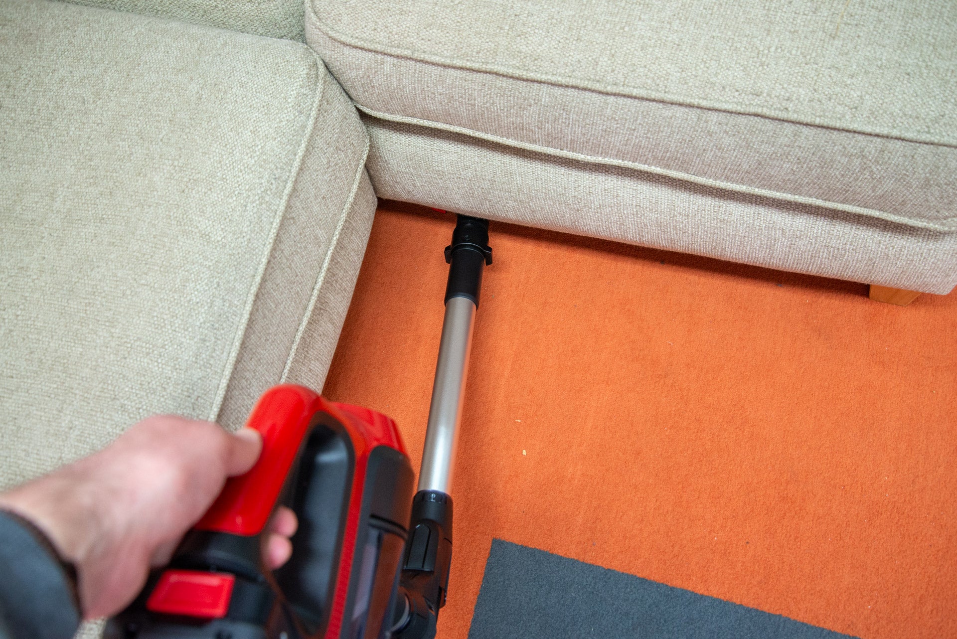 Bosch Unlimited 7 ProAnimal limpieza debajo del sofá