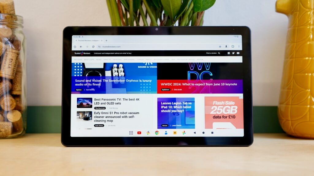 Acer Iconia Tab P11 con el navegador web Chrome ejecutándose