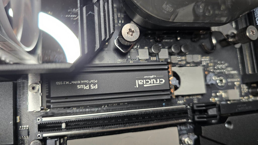 El SSD P5 Plus M.2 PCIe 4.0 de Crucial se prueba en un SSD PCCrucial P5 Plus instalado en la placa base de una computadora.