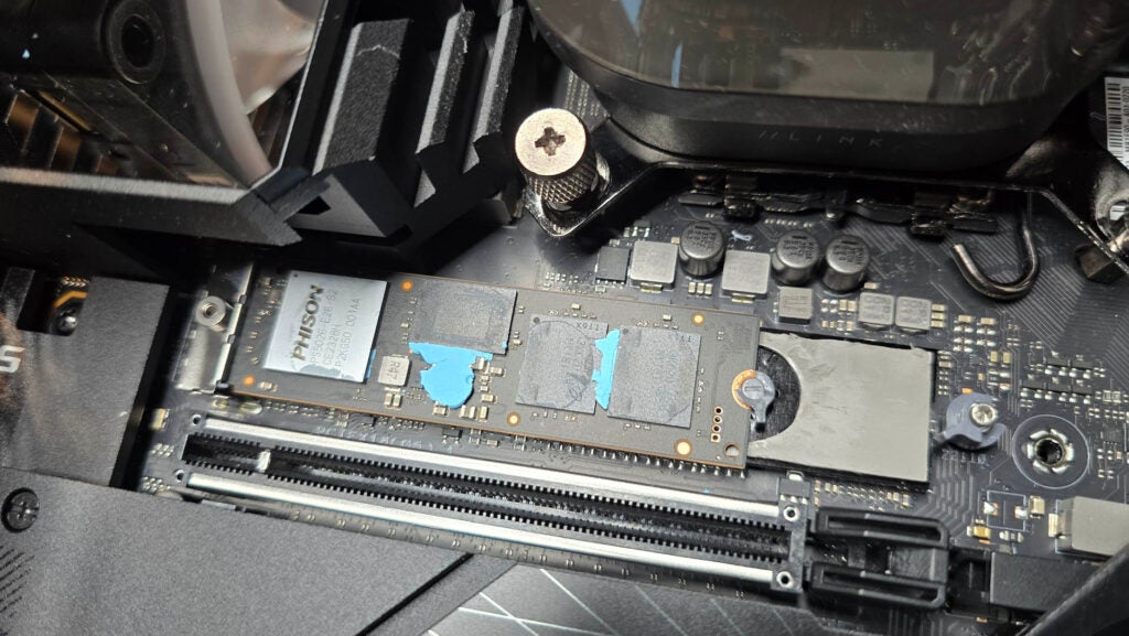 SSD T700 M.2 PCIe 5.0 de Crucial con su disipador de calor retirado y colocado en una placa base Asus SSD Crucial T700 M.2 instalado en una placa base.