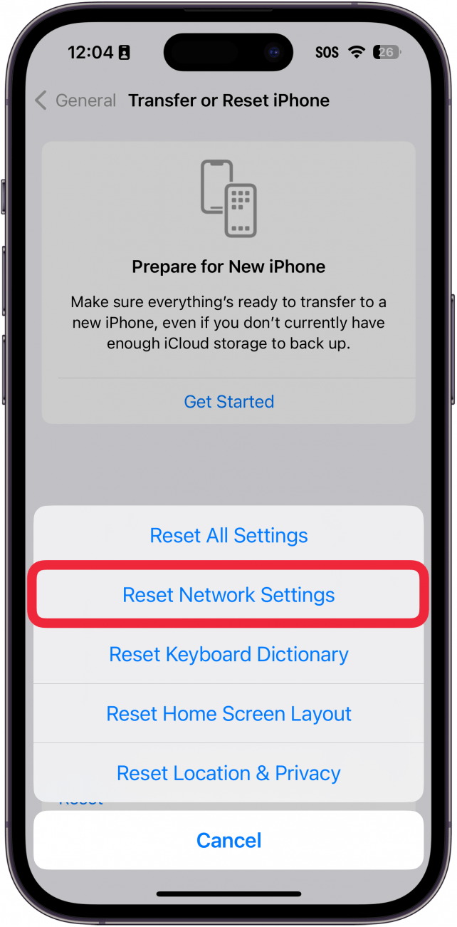 Pantalla de restablecimiento de la aplicación de configuración del iPhone con un cuadro rojo alrededor de restablecer la configuración de red
