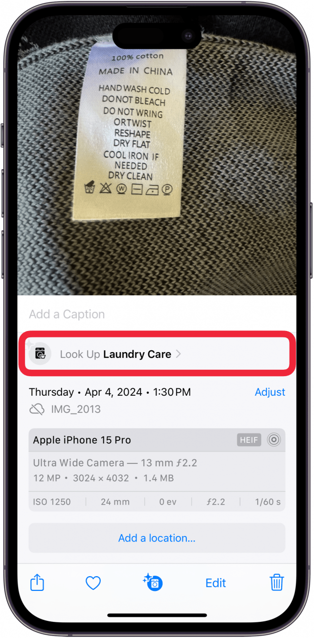 aplicación de fotos para iPhone que muestra una foto, una etiqueta de lavandería en un suéter, con el menú de información abierto y un cuadro rojo alrededor 