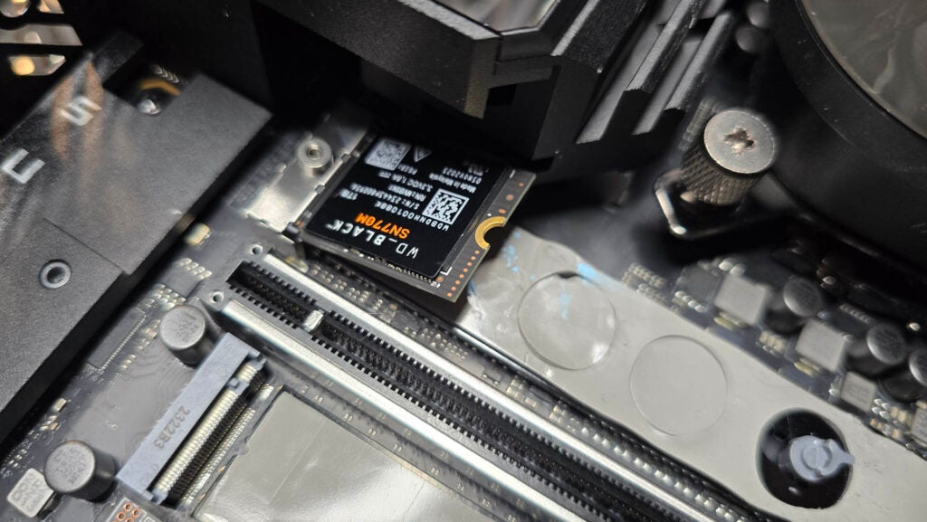 SSD WD_Black SN770M 1TB M.2 PCIe 4.0 probado en un SSD PCWD_Black SN770 NVMe instalado en la placa base de una computadora.