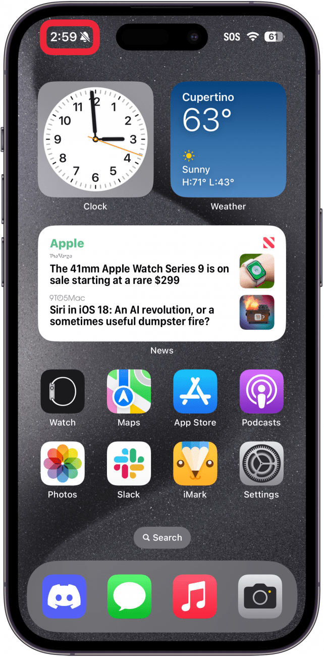 Pantalla de inicio del iPhone con un cuadro rojo alrededor de la hora y el icono de modo silencioso