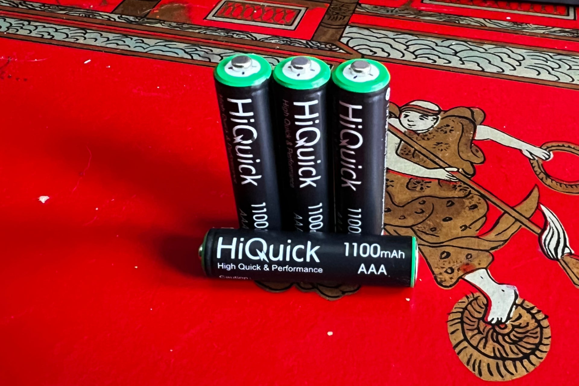 HiQuick AAA 1100mAh con una batería tumbada