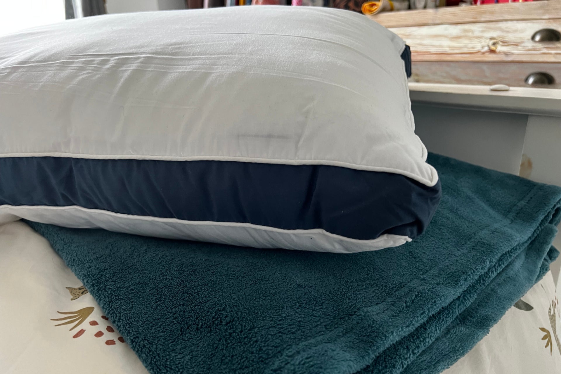 Utopía ropa de cama tamaño queen almohadas de calidad de hotel lado