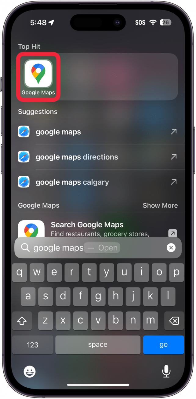 Resultados de búsqueda en la pantalla de inicio del iPhone que muestran la aplicación Google Maps con un cuadro rojo alrededor