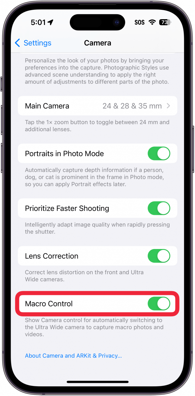 Configuración de la cámara del iPhone con un cuadro rojo alrededor del interruptor de control macro.