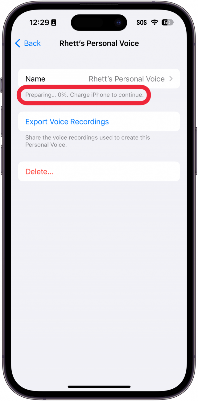 Configuración de voz personal del iPhone con un cuadro rojo alrededor del porcentaje de progreso debajo de la grabación de voz personal del usuario.  Se lee, "Preparando... 0%.  Cargue el iPhone para continuar."