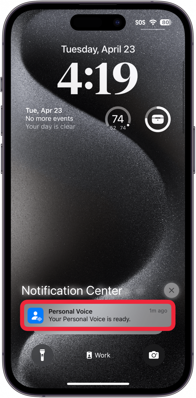 Centro de notificaciones de iPhone que muestra una notificación de voz personal, lo que le permite al usuario saber que su voz personal está lista.