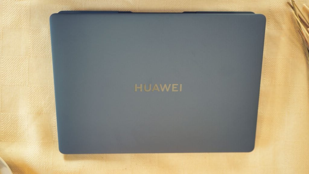 Huawei MateBook X Pro (2024) cerrado sobre una mesa