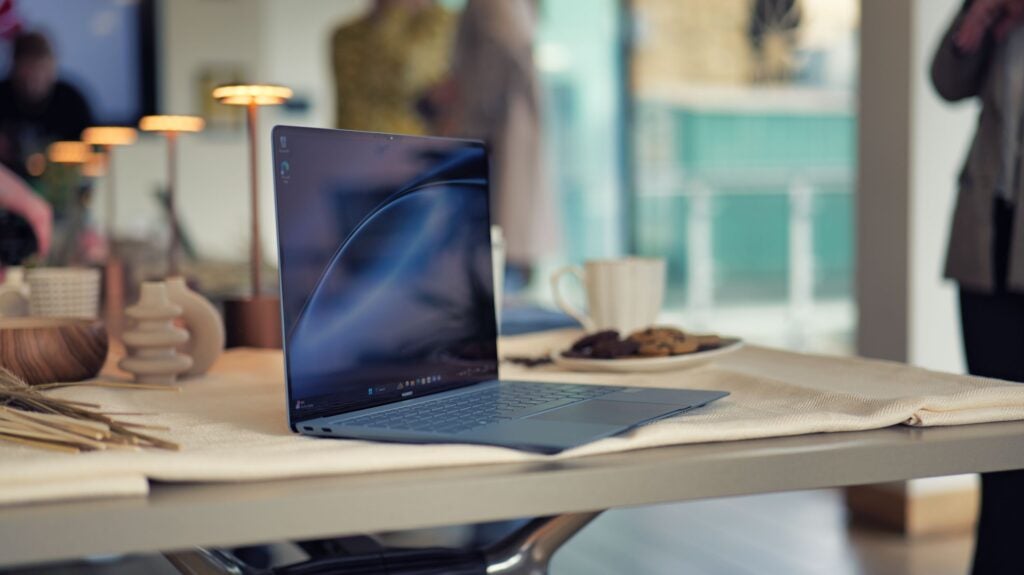 Huawei MateBook X Pro (2024) sobre una mesa, de lado