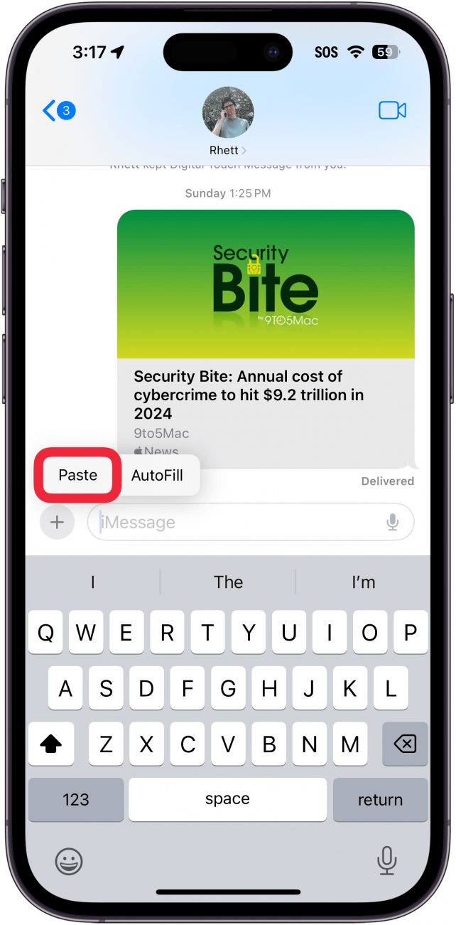 conversación de la aplicación de mensajes de iPhone con un cuadro rojo alrededor del botón pegar